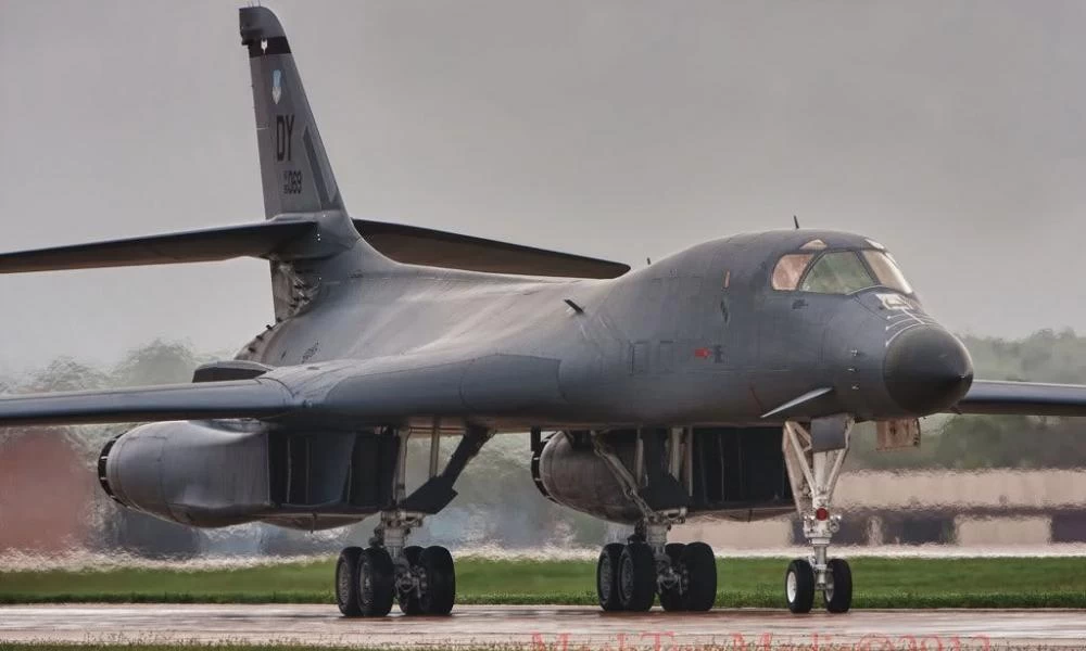 Αεροσκάφος B-1B Lancer: Κομψό αλλά και... θανατηφόρο - Βίντεο